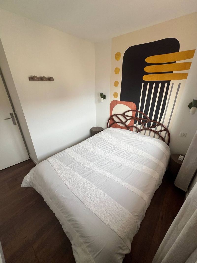 Chambre 1, lit double et fresque graphique
