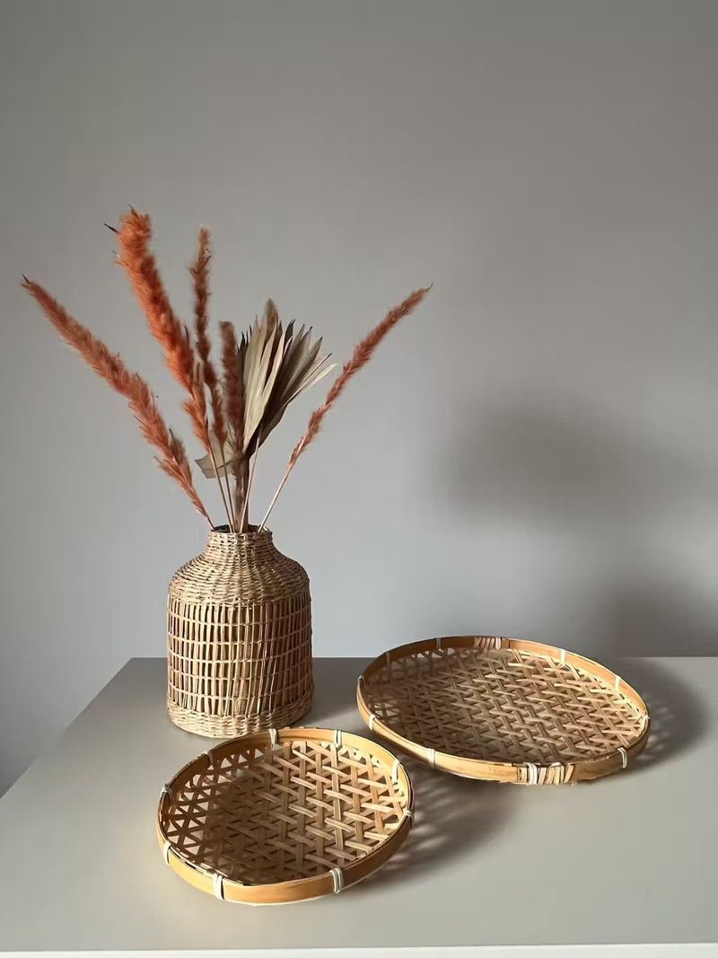 Détail déco : vase en rotin et plateaux tressés