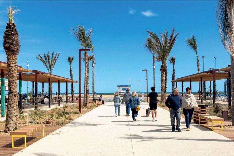 La promenade de Narbonne-Plage bordée de palmiers